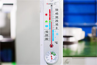 検査室の温度は、恒温18~22度にコントロールされています